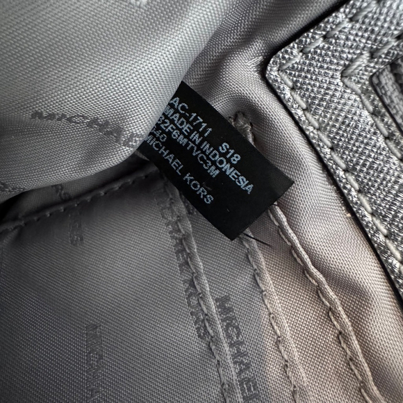 Women's Michael Kors Jet Set Silver Saffiano Leather Crossbody Clutch Purse - Picture 8 of 14